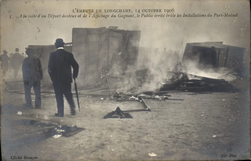 L'Émeute de Longchamp, 14 octobre 1906 — Brûlure des installations du Pari-Mutuel — Cliché Branger - Recto