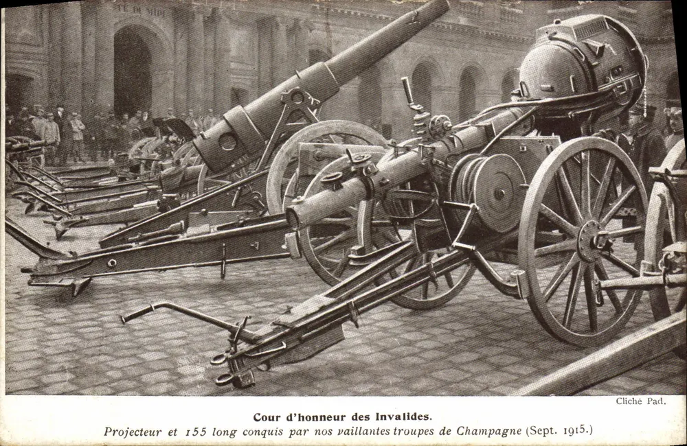 Ehrenhof der Invaliden — Projektor und 155 langes Geschütz, erobert von unseren tapferen Truppen der Champagne (Sept. 1915) — Cliché Pad. - Vorderseite