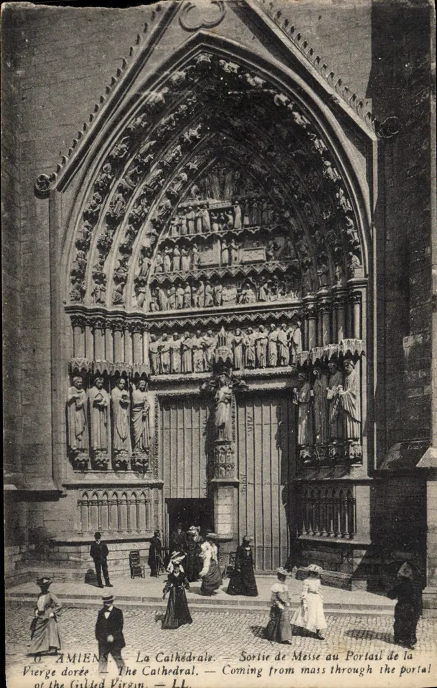 Amiens — Die Kathedrale — Ausgang der Messe am Portal der Goldenen Jungfrau - Vorderseite