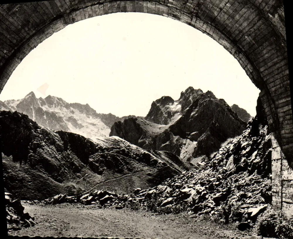 Barèges — Route du Tourmalet-Pic du Midi zum ersten Tunnel — Éditions d'Artpyr - Vorderseite
