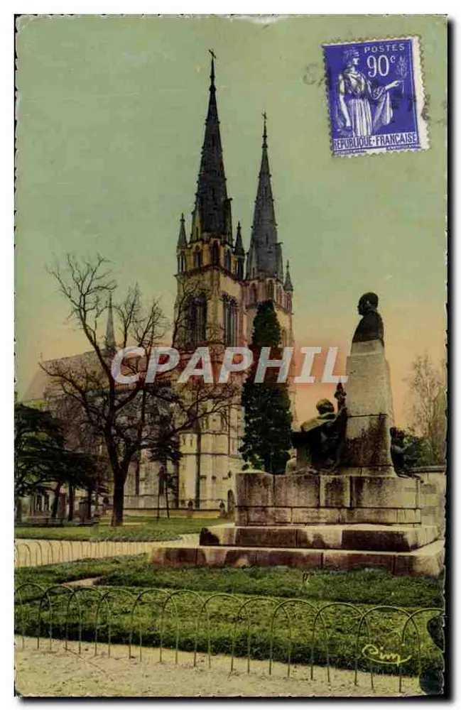 Moulin (Allier) — Die Kathedrale • Museumplatz — Denkmal des Colonel Laussedat, geboren in Moulin im Jahr 1819 - Vorderseite