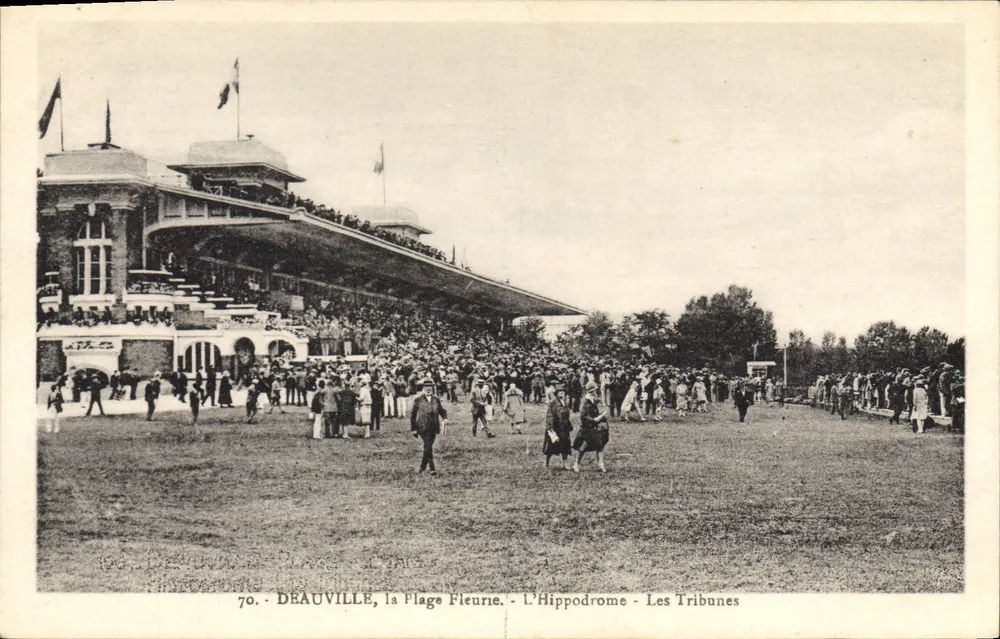 Deauville, die blühende Strandpromenade - Das Hippodrom - Die Tribünen - Vorderseite