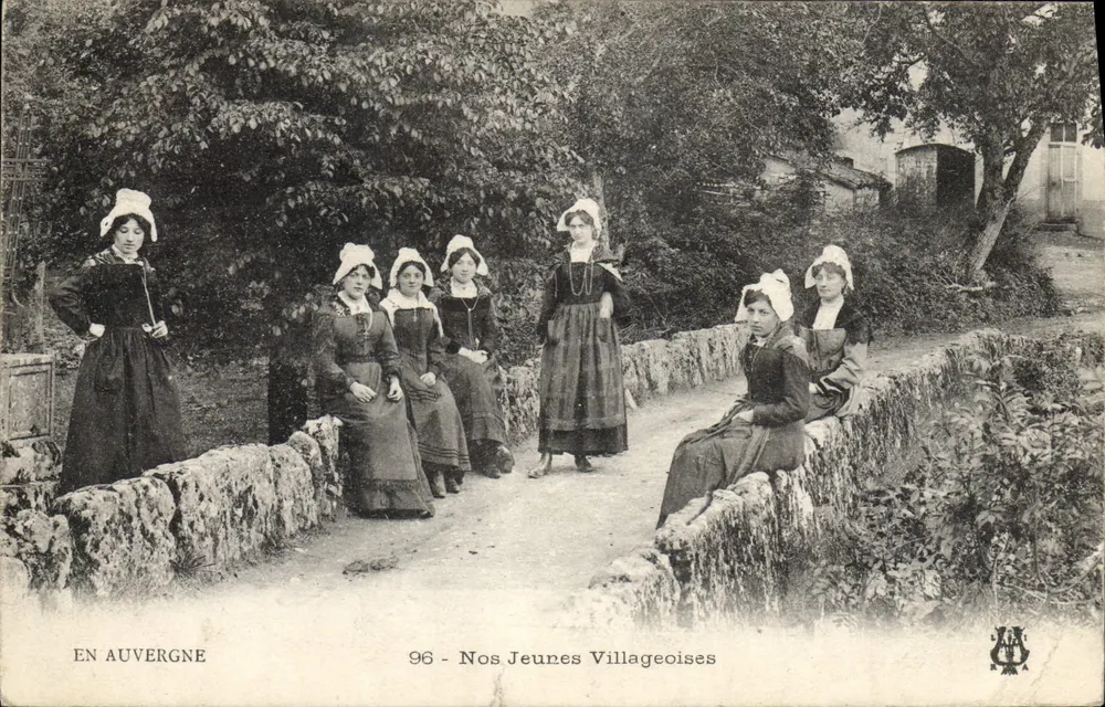 En Auvergne — Nos Jeunes Villageoises — série 96, éditeur A. V. (logo visible) - Recto