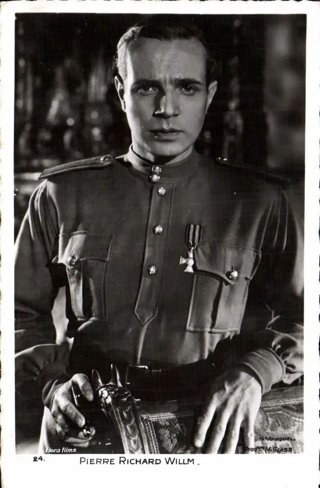 Pierre Richard Willm — ator em uniforme — Flora films, n°24 - Frente