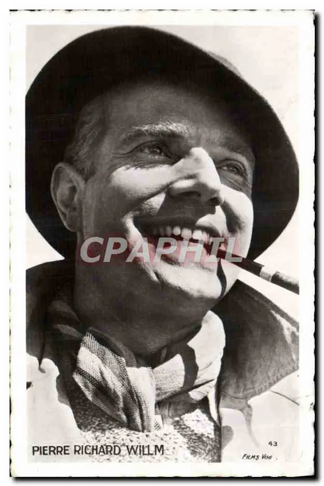 Pierre Richard-Willm — uśmiechnięty portret z fajką — Filmy Vog, nr 43 - Awers