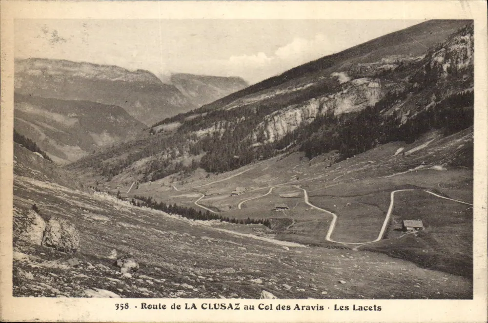 Route de LA CLUSAZ au Col des Aravis - Les Lacets — 358 — Verlag: M. L. G. (Magne, Haute-Savoie) - Vorderseite