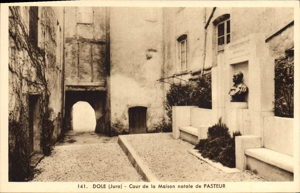 Dole (Jura) - Pátio da Casa Natal de Pasteur — Éditions E. Proret, Dole - Frente