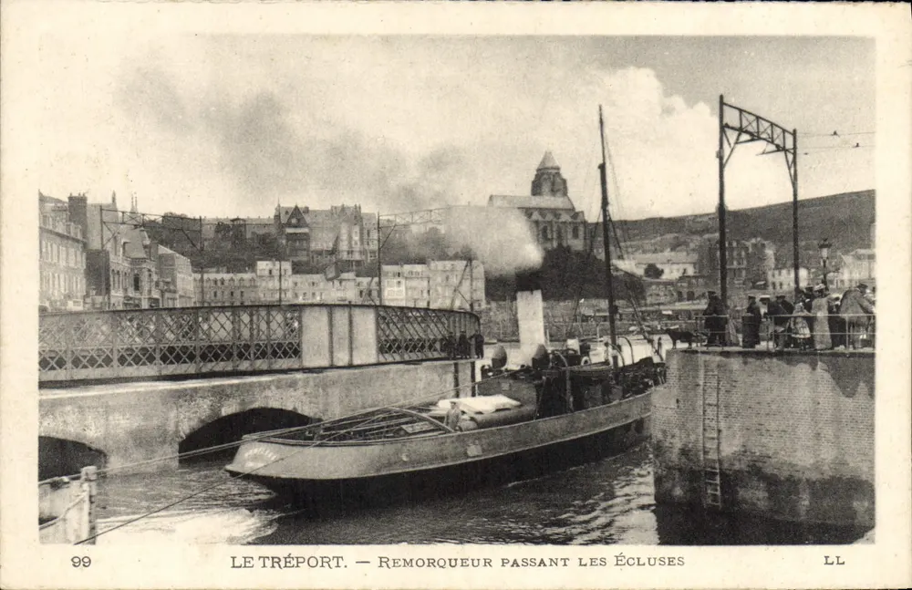Le Tréport — Barco de reboque passando pelas comportas — LL - Frente