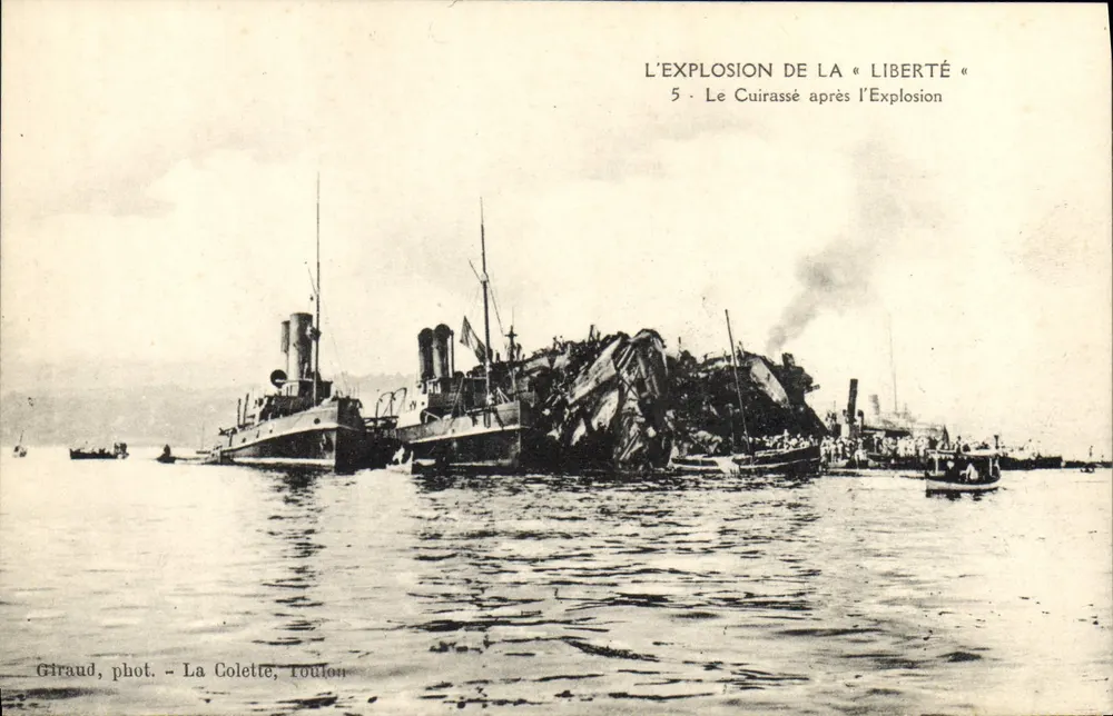 Die Explosion der « Liberté » — Der Panzerkreuzer nach der Explosion — Giraud, fot. - La Colette, Toulon - Vorderseite