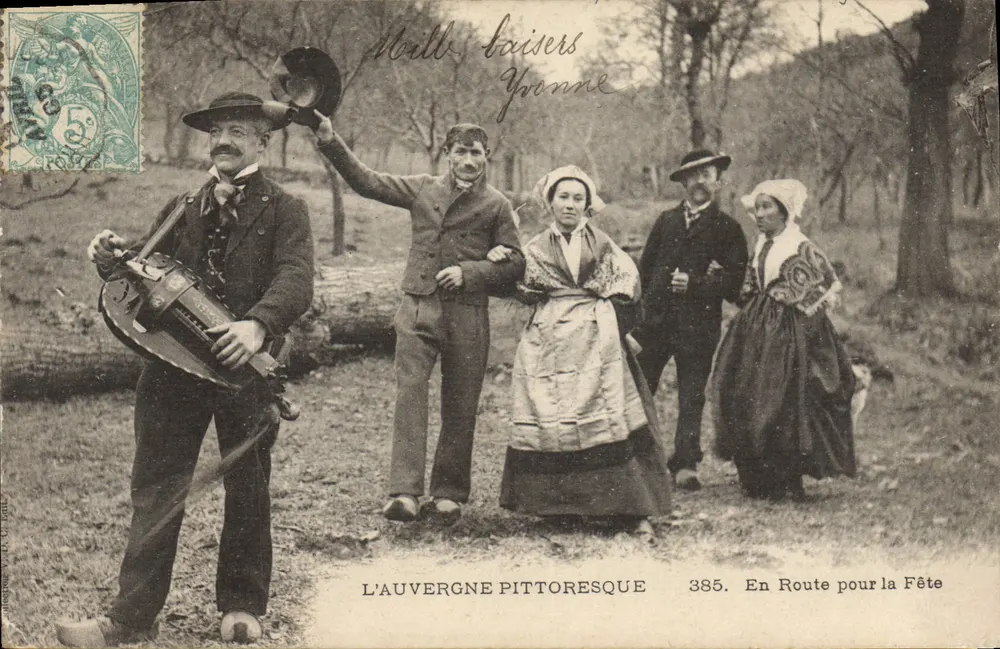Pittoreske Auvergne — Auf dem Weg zur Feier — Verlag Éditions L'Auvergne Pittoresque, Nr. 385 - Vorderseite