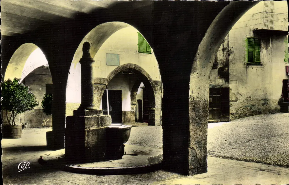 Sospel (A.M.) - Place Saint-Nicolas — Die alte Fontäne — Verlag Real-Photo - Cie des Arts Photomécaniques - Vorderseite