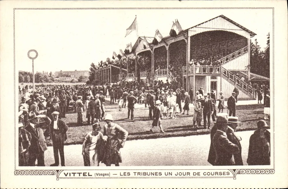VITTEL (Vosges) — LES TRIBUNES UN JOUR DE COURSES - Vorderseite
