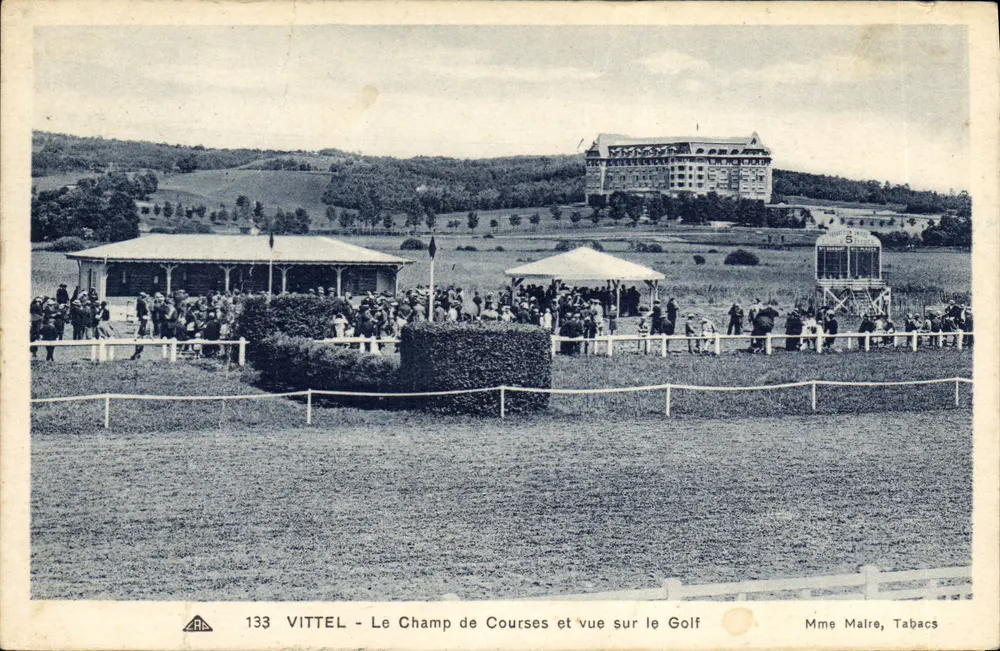 VITTEL - Das Rennplatz und Blick auf den Golf — Mme Maire, Tabacs - Vorderseite