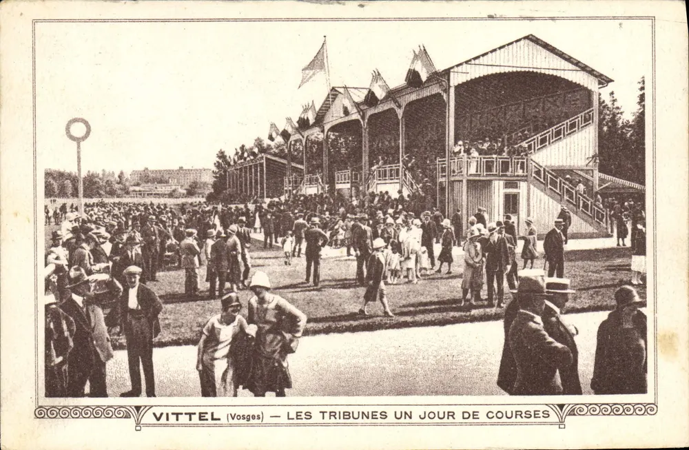 VITTEL (Vosges) — DIE Tribünen AN EINEM RENNTAG - Vorderseite