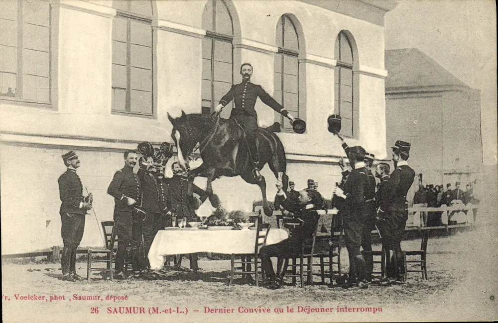Saumur (M.-et-L.) — Letzter Gast beim unterbrochenen Mittagessen — Fr. Voelcker, phot. Saumur, abgegeben - Vorderseite