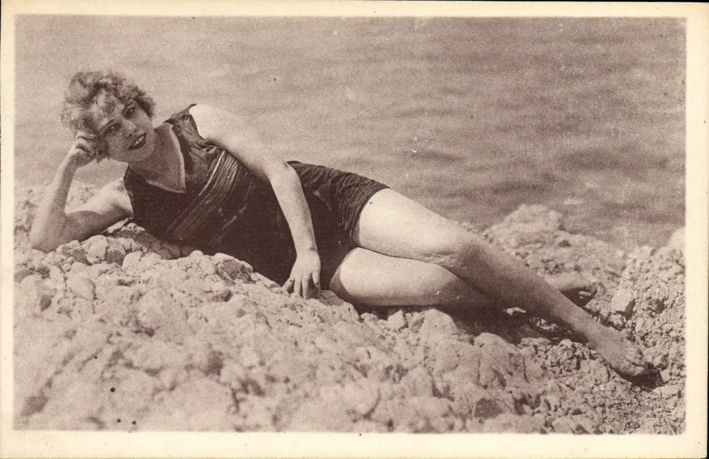 Vrouw in badpak — op rotsen — Uitgave 'Au Petit Louvre', Trouville, n°5188 - Voorkant
