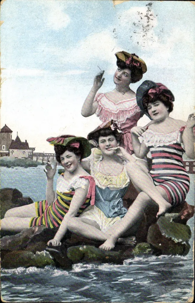Quatro jovens mulheres em maiôs — cena de praia — editor K.V. I. R. 12, série 1365 - Frente