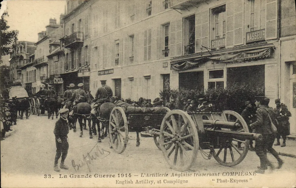 Englische Artillerie durchquerend Compiègne — Phot-Express - Vorderseite