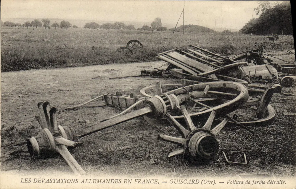 Die DEUTSCHEN VERWÜSTUNGEN IN FRANKREICH — GUISCARD (Oise) — Zerstörte Landwirtschaftswagen - Vorderseite