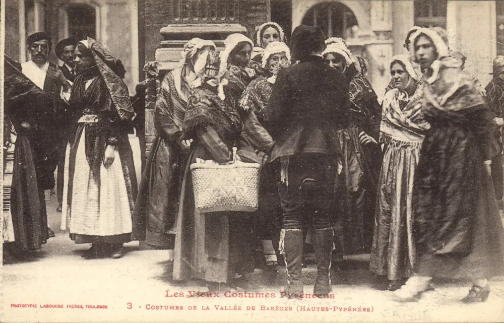 Die alten Pyrenäen-Kleidungen — Kleidungen aus der Talsohle von Barèges (Hautes-Pyrénées) — Phototypie Labouche Frères, Toulouse, n°3 - Vorderseite