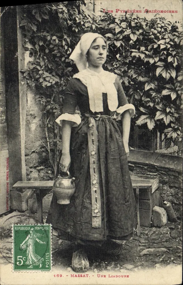 Massat - Une Liadoure — femme en costume traditionnel tenant un pot, éditeur HISTORIQUE CARTHOCHE PÈRE & TOULOUSE, n° 169 - Frente