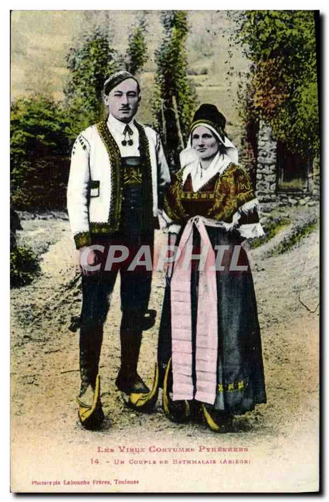 Um Casal de Bathmalais (Ariège) — Os Velhos Trajes Pirenéus — Fototipia Labouche Frères, Toulouse - Frente