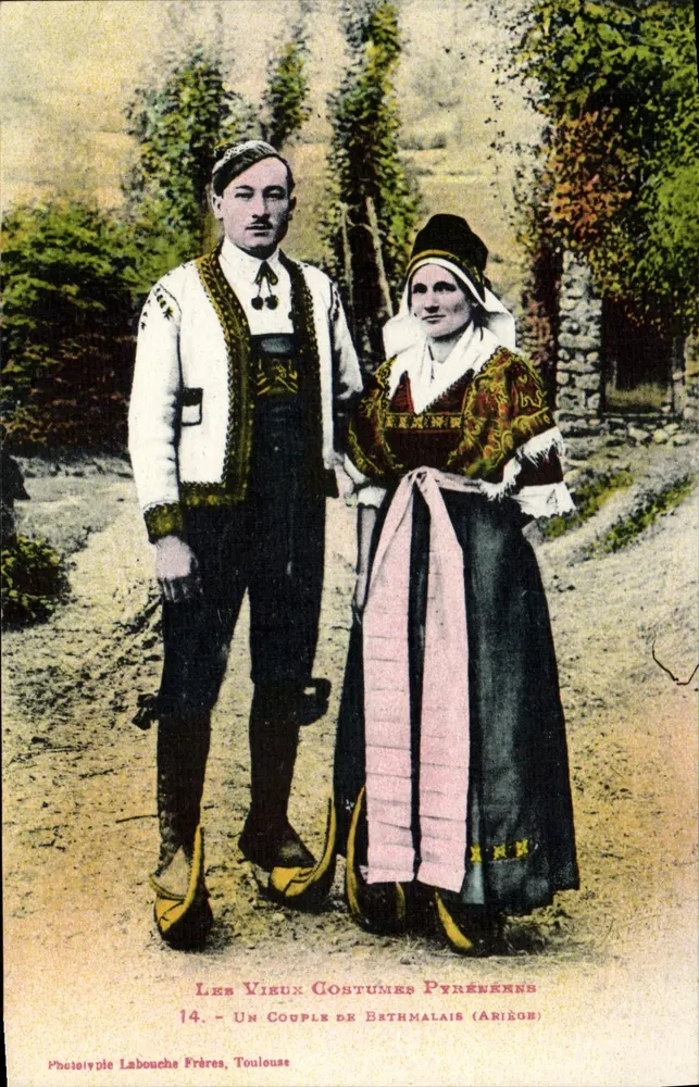 Um Casal de Bethmalais (Ariège) — Os Velhos Trajes Pirenéus — Phototypie Labouche Frères, Toulouse, n°14 - Frente