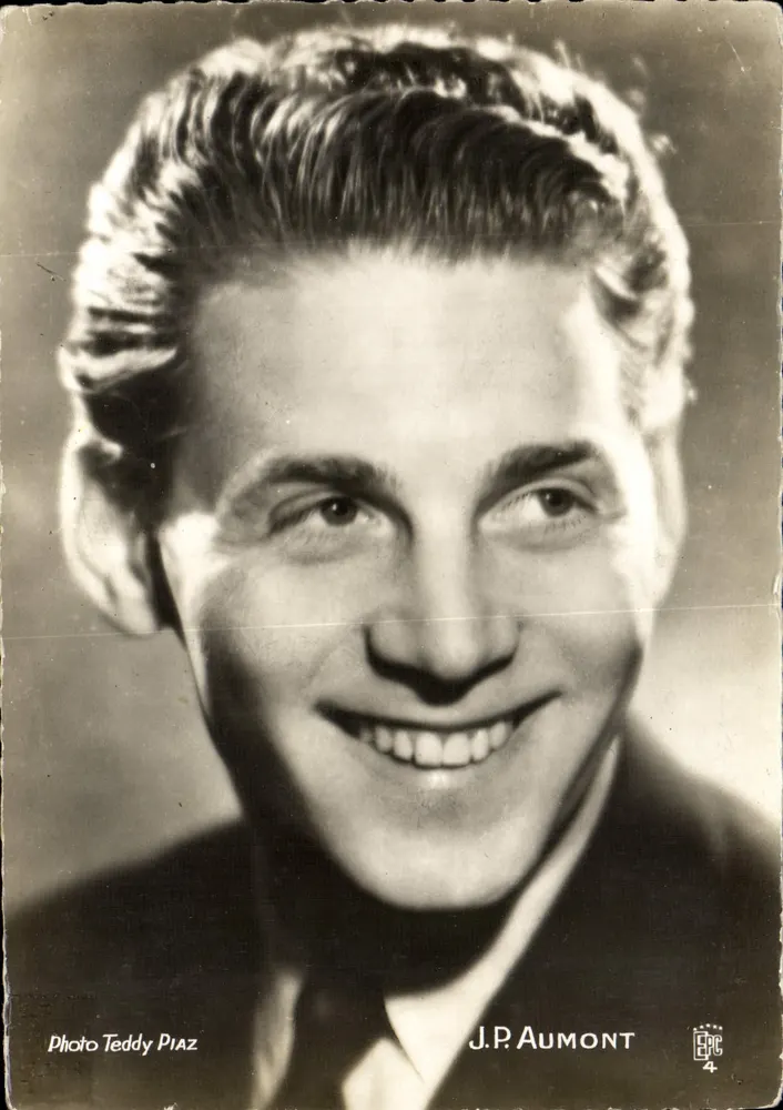 J.P. Aumont — retrato sorridente — Foto Teddy Piaz, série EPC 4 - Frente
