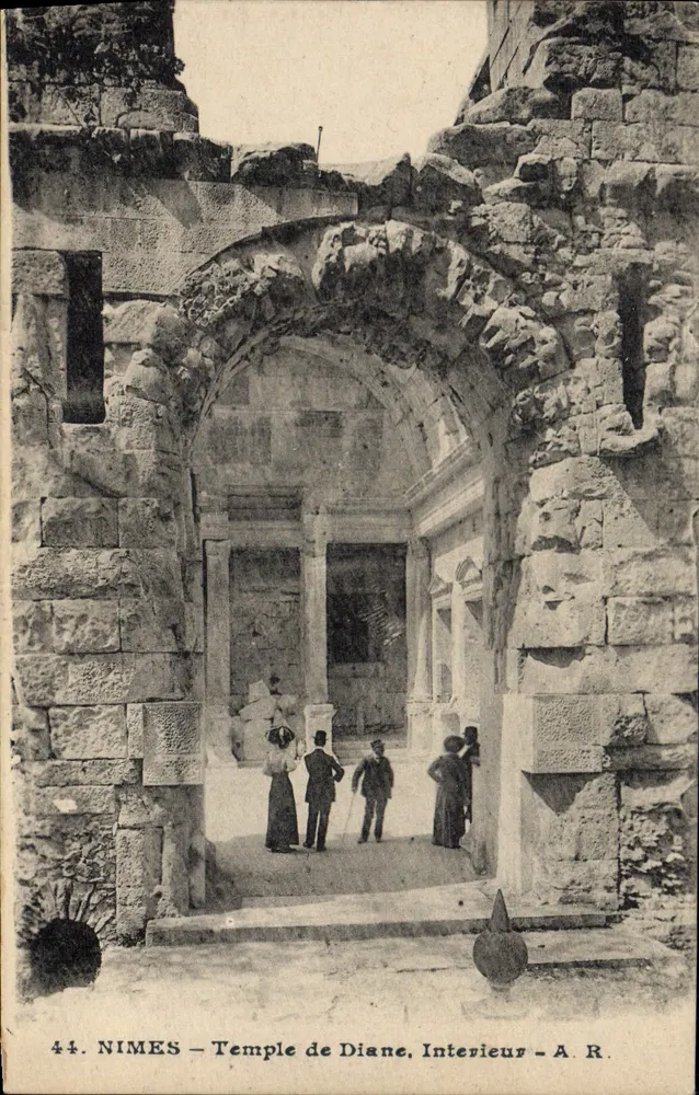 Nîmes — Templo de Diane, Interior — A. R. - Frente