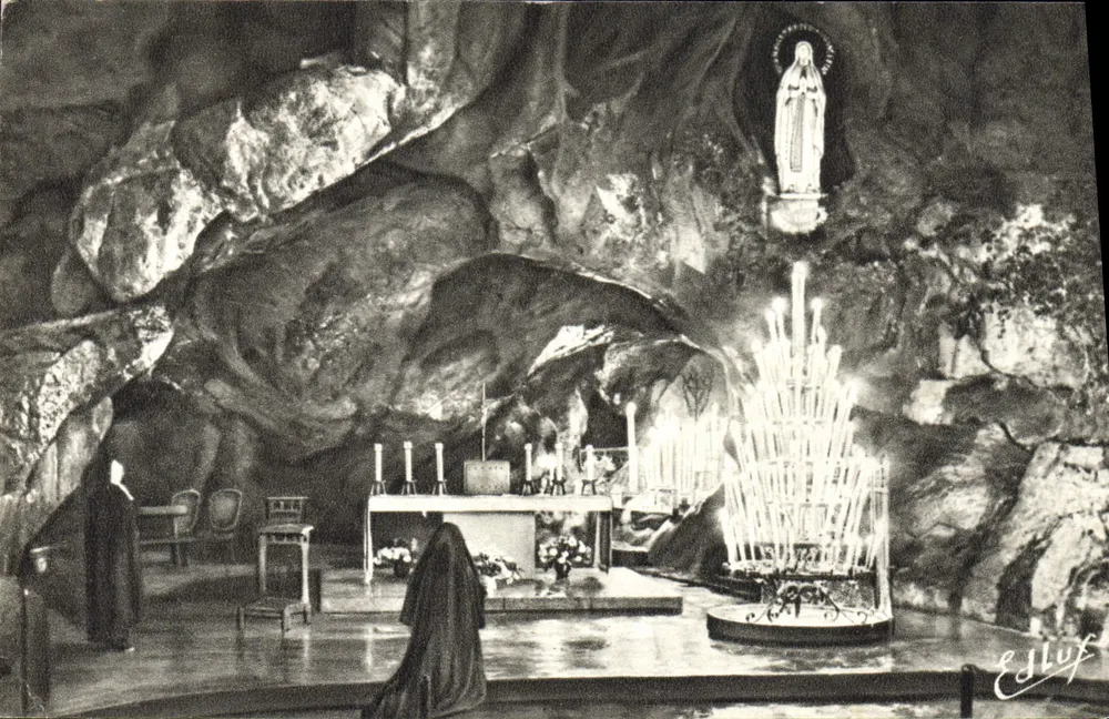 A Gruta Milagrosa, à noite — Lourdes — Edição P. Doucet, n°47 - Frente