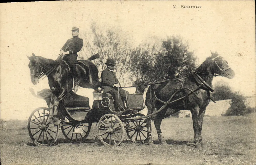 Saumur — Carrosse à deux chevaux avec officier et passager — Photo Blanchaud Saumur n°51 - Frente