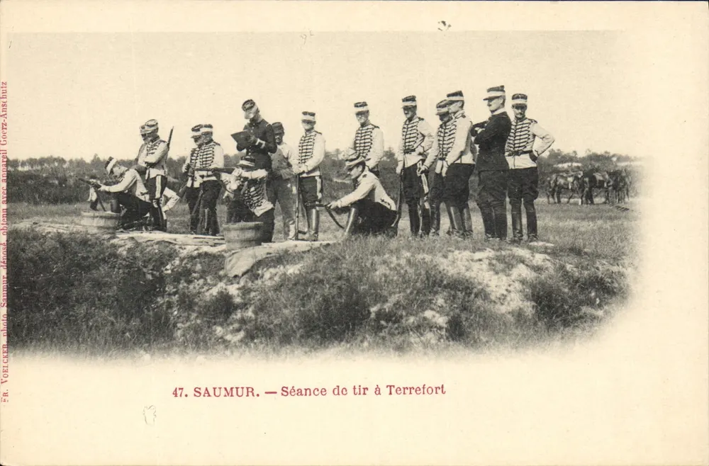 Saumur — Schießübung bei Terrefort — Fr. Voelcker, Foto, Gortz-Anstalt - Vorderseite