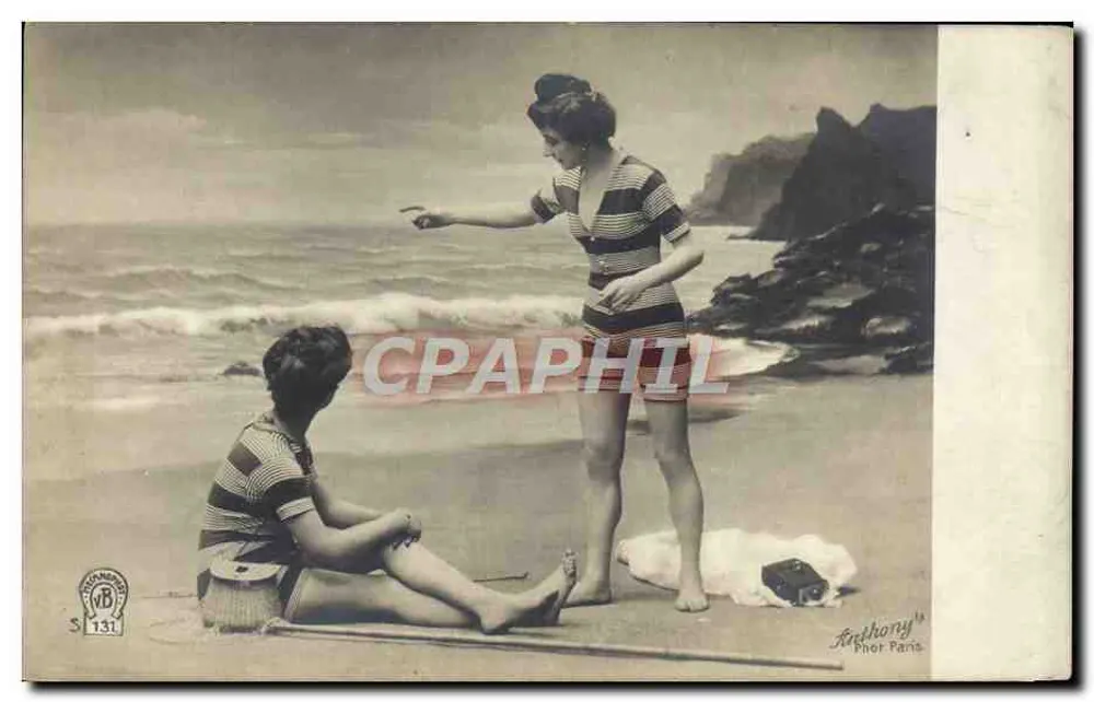 Duas mulheres em maiôs listrados em uma praia — Anthony Phor, Paris, n° 131 - Frente