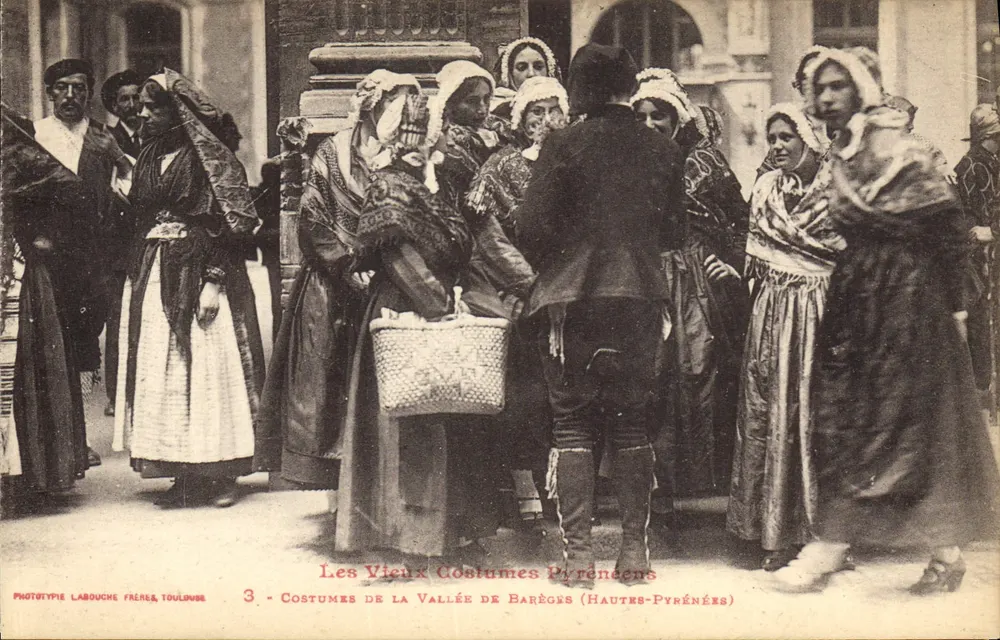 Os Velhos Trajes Pireneusos — 3. Trajes da Vale de Barèges (Altos Pireneus) — Fototipia Labouche Frères, Toulouse - Frente