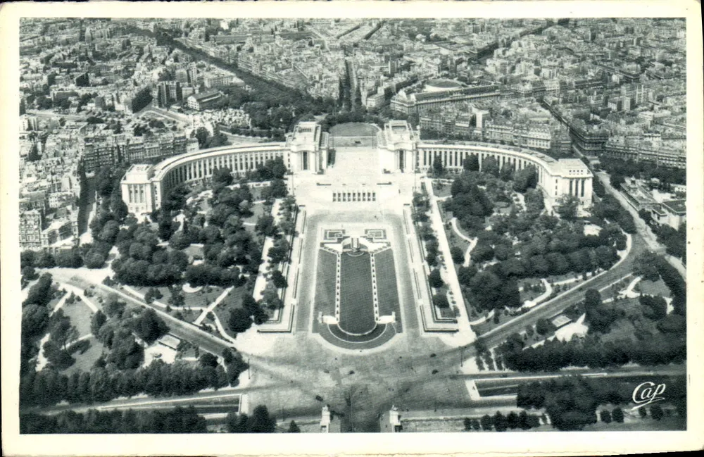Palácio de Chaillot — vista da Torre Eiffel — Cap 42 - Frente