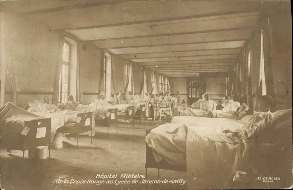 Militärisches Krankenhaus der Roten Kreuzes am Lycée de Janson-de-Sailly — Szene aus einem Krankenzimmer mit Patienten und Schwestern — Verlag J. Courcier, Paris - Vorderseite