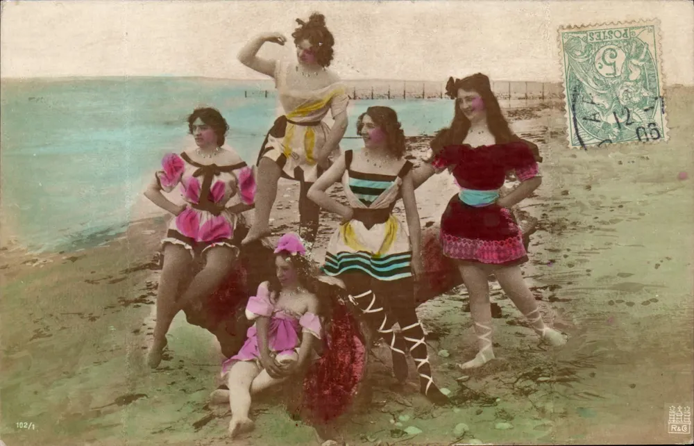 Cinco jovens mulheres em maiôs coloridos — praia — Uranoptype, n° 102/1 - Frente