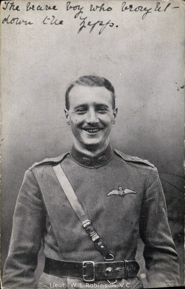 Lieutenant W. L. Robinson, V.C. — portrait en uniforme avec insigne d'aviateur — Photo Polly Mirner - Frente