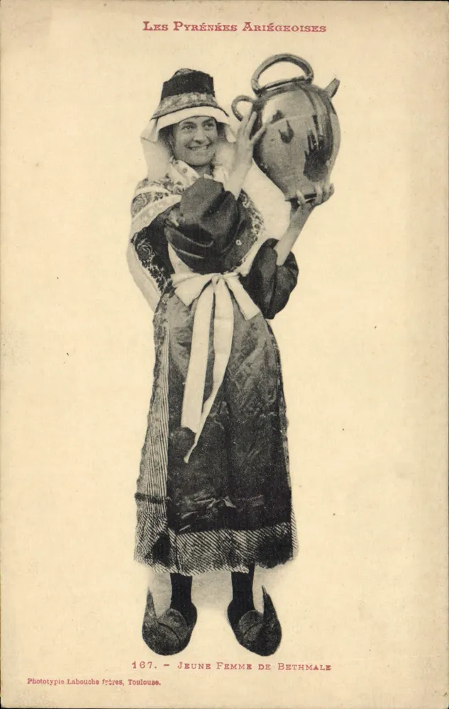 Junge Frau aus Bethmale — Die Ariégeoise Pyrenäen — Phototypie Labouche frères, Toulouse, n°167 - Vorderseite