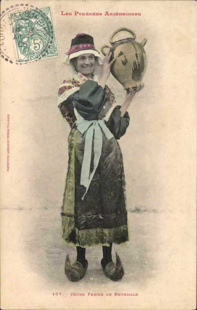 Junge Frau aus Bethmale — Die Ariégeoise Pyrenäen — Phototypie Labouche Frères Toulouse - Vorderseite