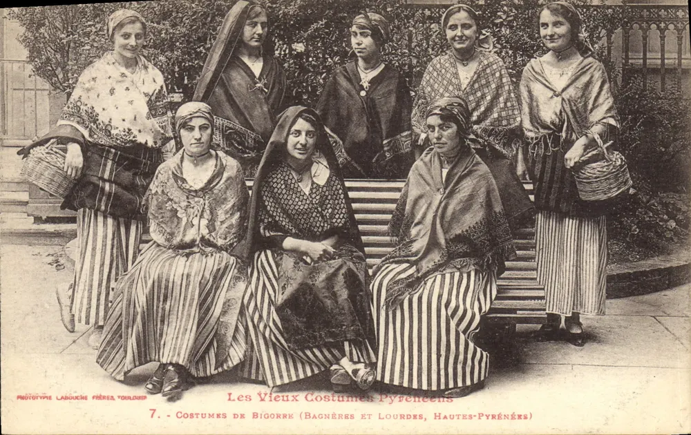 Alte Pyrenäenkleidung — 7. Kleidung aus Bigorre (Bagnères, Hautes-Pyrénées) — Phototypie Labouche Frères, Toulouse - Vorderseite