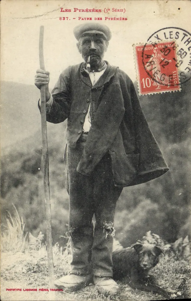 Pâtre des Pyrénées — homme en tenue de montagne avec bâton et chien — Phototypie Ladouche Frères, Toulouse, n°837 - Frente