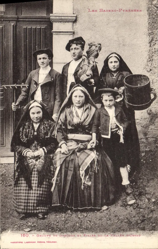 Les Basses-Pyrénées — Groupe de garçons et filles de la Vallée d'Ossau — HérotYPE LAROCHE FRÈRES, Toulouse, n°160 - Recto