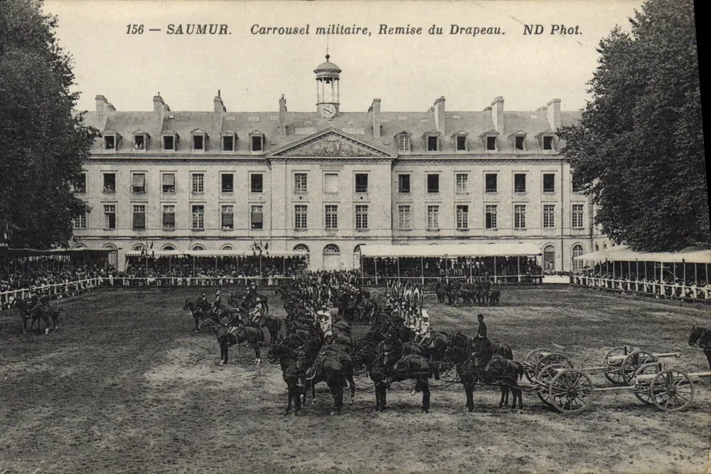 Saumur — Militärischer Karussell, Flaggenübergabe — ND Phot. - Vorderseite