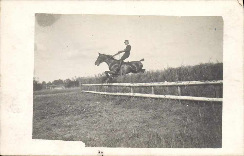 Salto de um cavaleiro sobre um obstáculo — R. Guillerion, Paris - Frente