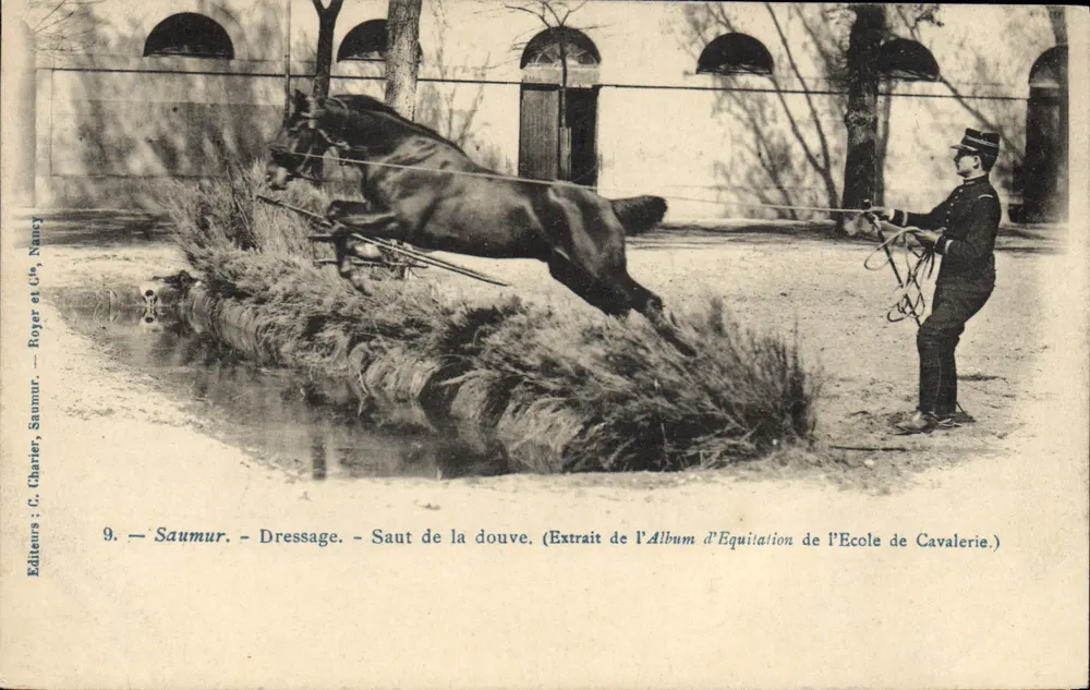 Saumur — Dressage — Überspringen des Grabens — Auszug aus dem Album der Reitakademie — Verleger: C. Charier, Nancy - Vorderseite