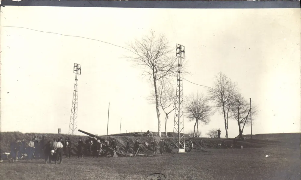 Campo militar com canhão e antenas — carta postal datada 1916 - Frente