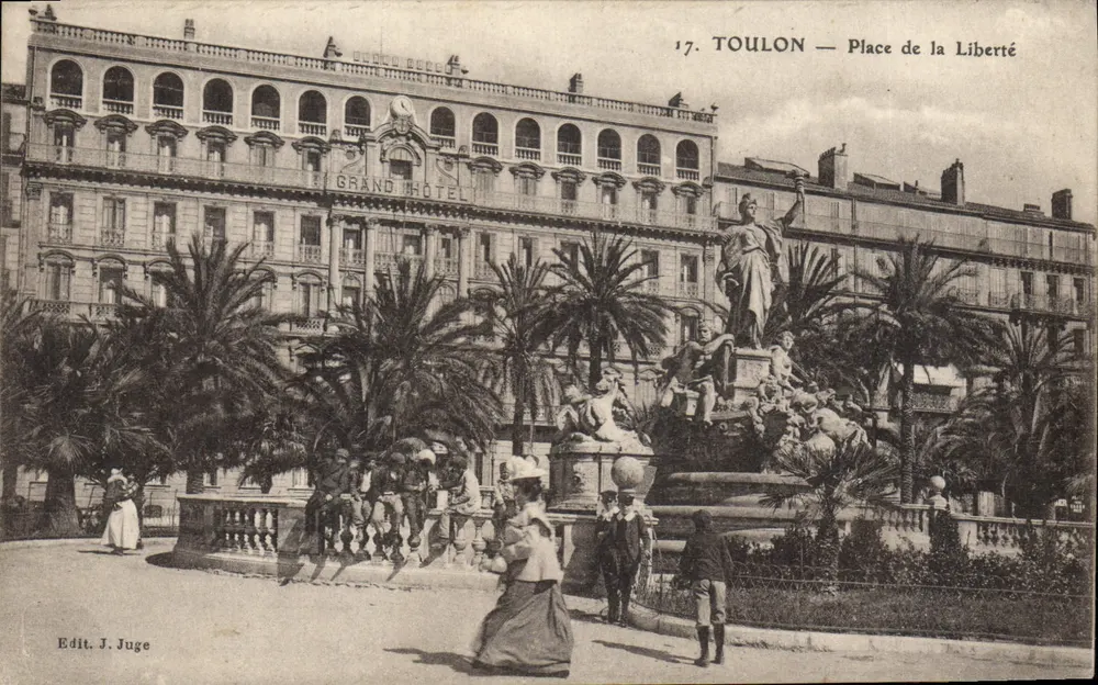 Toulon — Praça da Liberdade — Grand Hôtel, estátua da Liberdade, palmeiras — Edit. J. Juge - Frente