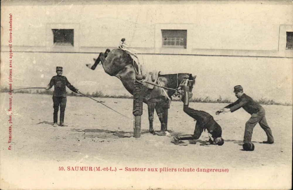 Saumur (M.-et-L.) — Reiter an den Säulen (gefährlicher Sturz) — Fr. Vozlacan, Foto Saumur - Vorderseite