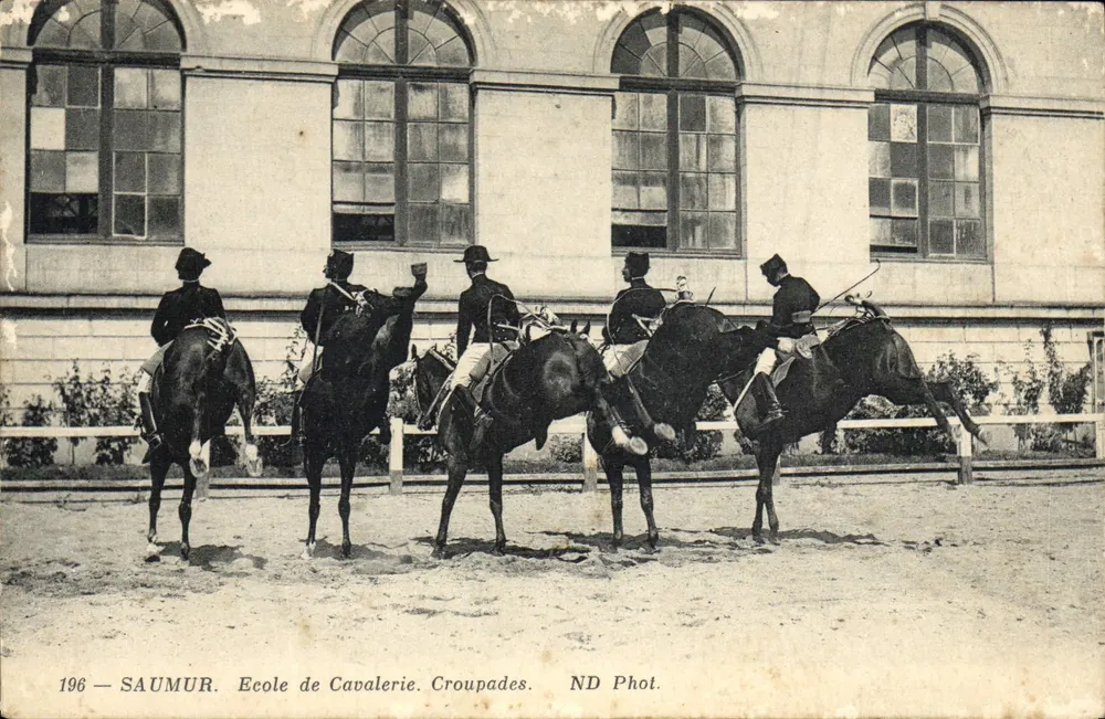 Saumur — Reitakademie. Croupades — ND Fot. - Vorderseite